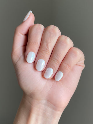 Le modèle de press on nails est le court rond blanc chrome, effet nacré. Forme ronde et longueur courte. 