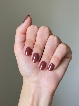 Le modèle présenté est le court rond nude marron. Il correspond à toutes le carnations de peau.  Les ongle sont rapides et faciles à poser.