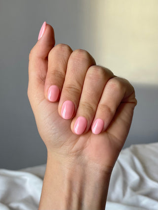 Ces faux ongles réutilisables ont un vernis rose pour un effet nude. Une longueur courte et une forme ronde.