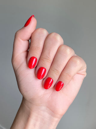 Cette manucure réutilisable correspond au modèle court rond rouge. Le vernis est de qualité salon.