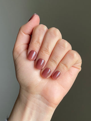 cette manucure est constituée de faux ongles de modèle court carré nude marron par haylei shop