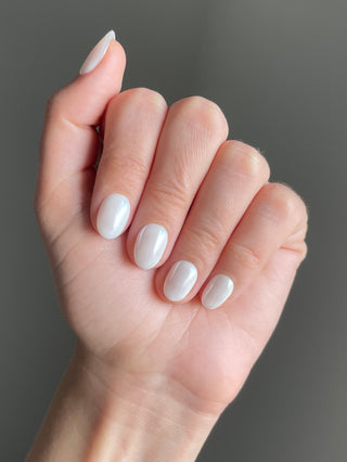 Le modèle de faux ongles à tenue longue durée sont blanc chromé, effect nacre, ronds et courts.