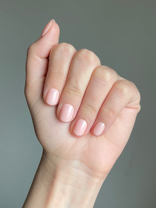 Press on nails sans colle, couleur unie nude beige et de longueur extra-court.