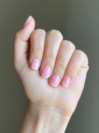 Les ongles présentés sont des press on de style french manucure de couleur rosé et de forme carrée.