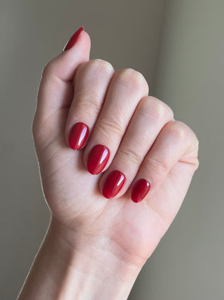 Le modèle de faux ongles longue durée est de couleur bordeaux, forme ronde et longueur courte.